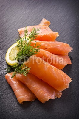 HLPhoto, Lachs (lachs, fisch, forelle, ungekocht, tenderloin, räucherlachs, vorspeise, essen, tapas, antipasto, geräuchert, gesalzen, dill, stück, lemmon, aufschnitt, teller, frisch, foodie, vielfraß, fett, biologisch, organisch, orange, schiefertafel, krau)