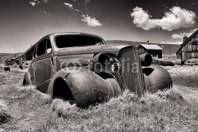 Frank Waßerführer, rostiges Autowrack (autos, wrack, oldie, karosserie, rost, schrott, autos, leerstehend, ghost town, dorf, landschaft, allein, holzhaus, haus, prärie, uns, amerika, nordamerika, handwer)