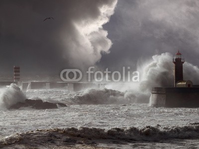 Zacarias da Mata, Stormy days (sturm, meer, welle, ozean, fließen, dunkel, leuchtfeuer, wind, tsunamis, weiß, tage, gott, duero, draußen, porto, küste, schwer, fels, wolken, reisen, stürmisch, leuchtturm, kräfte, pfeiler, dramatisch, orkan, licht, freiheit, katastrophe, sonn)