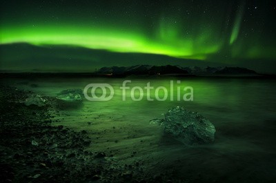 inigocia, Aurora polaris above water (polarlicht, licht, nord, polar, grün, raum, glühend, nacht, see, glühen, wind, arktis, himmel, wasser, north star, natürlich, abfluss, norden, herbst, partikel, hell, stern, astronomie, coloured, dunkel, magnetisch, halbkugel, borealis, solar, klim)