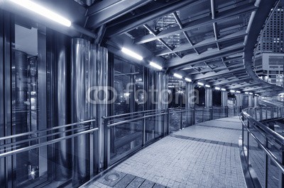 leeyiutung, Empty pedestrian transition over busy street (fußgängerbrücke, fußgänger, architektur, stadt, futuristisch, hong kong, modern, pfad, bahnen, hintergrund, brücke, gebäude, business, zentrum, stadtlandschaft, kommerzielle, konstruktion, entwerfen, stadtteil, downtown, äusseres, finanz-, finanze)