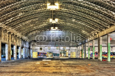 tobago77, Interior of a derelict warehouse (hangar, fabrik, lagerhaus, ablagerungen, halle, leerstehend, leerstehend, abandon, inneres, vakuum, leerstehend, leerstehend, grunge, verfall, kaputt, graffiti, industrieller, industrie, gewerblich, anblick, bejahrt, erforschungen, urbano, background)