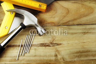 Les Cunliffe, Tools (handwerkzeug, bauholz, hämmern, nageln, draußen, holzterrasse, bodenbeläge, sägen, close-up, niemand, zimmerei, tool, tool, hardware, sanierung, aussen, inneres, plank, plank, makro, ausstattung, holz, lineal, stille, schließen, objekt, copy spac)