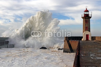 Zacarias da Mata, Stormy waves (welle, leuchtturm, sturm, hoffnung, wetter, tsunamis, draußen, kotelette, rau, porto, küste, schwer, weiß, fels, wolken, reisen, stürmisch, kräfte, pfeiler, fließen, tage, dramatisch, orkan, gott, licht, freiheit, katastrophe, sonne, portugal, dunke)