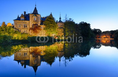 Mapics, Bückeburg, Deutschland (schloss, deutsch, historisch, niedersachsen, denkmal, architektur, blau, nacht, nachts, spiegelung, sehenswürdigkeit, abend, wasse)