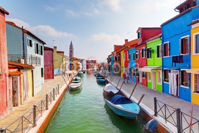 Photocreo Bednarek, Colorful houses and canal on Burano island, near Venice, Italy. (Burano, Architektur, Kanal, Boote, bunte Gebäude, malerisch, Italien, Insel, Fotografie, Wohnzimmer, Treppenhaus, bunt)
