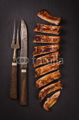 HLPhoto, spare ribs (spare ribs, fleisch, grill, rösten, gräte, essen, barbecue, sojasauce, traditionell, delikatesse, schiefertafel, isoliert, gericht, fettarm, imbiss, party, rustikal, board, werkzeug, close-u)