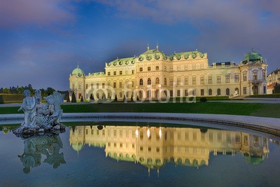 Blickfang, Schloss Belvedere Wien beleuchtet (wien, österreich, europa, sehenswürdigkeit, architektonisch, geschichtlich, stadtlandschaft, reiseziel, urlaub, historisch, gebäude, orientierungspunkt, schloss, belvedere, blau, himmel, wasser, spiegelung, beleuchtet, lampe, nach)