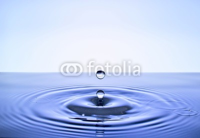nasared, Wassertropfen, Tropfen, Water Drop (wasser, rieseln, wassertropfen, aufprall, aufsteigen, besinnung, bewegung, blase, blau, close-up, energie, erfrischend, erfrischend, fallen, farbe, flüssigkeit, frisch, gefroren, trinken, wasser, klar, luftblasen, makro, meteor, nass, physik, platsc)