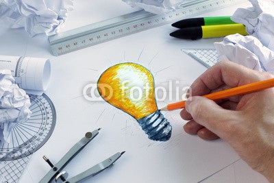 Brian Jackson, Having a bright idea (elektrisches licht, elektrisches licht, innovation, lösung, inspiration, entwerfen, design, ideen, kreativität, erfinder, sketch, planung, stift, beruf, working, pen, brainstorming, denkend, ideen, hand, planes, business, künstler, licht, kompas)