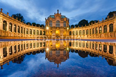 Mapics, Zwinger in Dresden, Deutschland (dresden, nacht, architektur, sachsen, deutsch, historisch, museum, sehenswürdigkeit, blau, stadt, stadt, spiegelung, wasser, panoramisch, baroc)