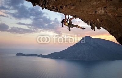 Andrey Bandurenko, Young female rock climber at sunset, Kalymnos Island, Greece (bergsteiger, klettern, fels, klettern, frau, mädchen, felsen, sonnenuntergänge, insel, draußen, wölben, anblick, griechenland, weiblich, hoch, himmel, meer, silhouette, blei, cave, betätigung, erfolg, seil, stark, szenerie, aktiv, abend, leut)