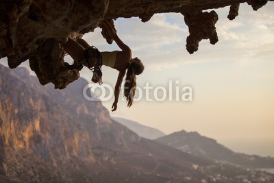 Andrey Bandurenko, Rock climber at sunset, Kalymnos Island, Greece (bergsteiger, klettern, frau, klettern, fels, mädchen, sonnenuntergänge, weiblich, extrem, felsen, höhe, hoch, griechenland, aktiv, betätigung, allein, wölben, schöner, schönheit, cave, abend, holding, insel, landschaft, blei, lebensstil, berg, natu)