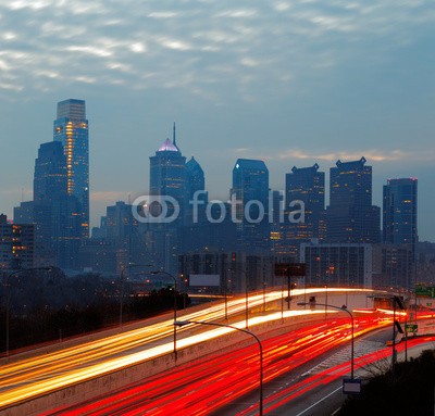 Sophie James, City of Philadelphia, skyline is beautifully lit up at dusk (urbano, stadtlandschaft, skyline, dunkel, philadelphia, uns, rivers, nacht, straße, straßen, pennsylvania, stadt, zeit, states, vereinigt, abenddämmerung, 1, besinnung, fehltritt, blau, brücke, movement, personenwagen, rücklicht, himmel, gebäude, os)