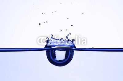 nasared, Wassertropfen, Tropfen, Water Drop (wasser, rieseln, wassertropfen, aufprall, aufsteigen, besinnung, bewegung, blase, blau, close-up, energie, erfrischend, erfrischend, fallen, farbe, flüssigkeit, frisch, gefroren, trinken, wasser, klar, luftblasen, makro, meteor, nass, physik, platsc)