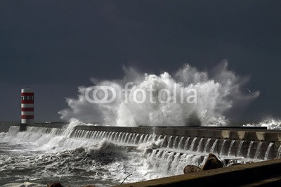 Zacarias da Mata, Stormy waves (sturm, leuchtturm, welle, meer, stürmisch, pfeiler, tsunamis, groß, orkan, welle, portugal, wind, dramatisch, ozean, himmel, leuchtfeuer, wetter, wasser, weiß, seelandschaft, natur, schwer, gefahr, kräfte, atlantic, tage, farbe, energie, duero, lich)