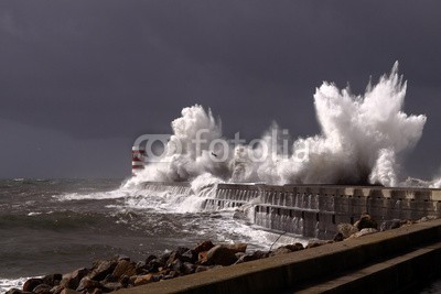 Zacarias da Mata, Stormy waves (sturm, leuchtturm, welle, meer, stürmisch, pfeiler, tsunamis, groß, orkan, welle, portugal, wind, dramatisch, ozean, himmel, leuchtfeuer, wetter, wasser, weiß, seelandschaft, natur, schwer, gefahr, kräfte, atlantic, tage, farbe, energie, duero, lich)