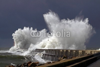 Zacarias da Mata, Stormy waves (sturm, leuchtturm, welle, meer, stürmisch, pfeiler, tsunamis, groß, orkan, welle, portugal, wind, dramatisch, ozean, himmel, leuchtfeuer, wetter, wasser, weiß, seelandschaft, natur, schwer, gefahr, kräfte, atlantic, tage, farbe, energie, duero, lich)