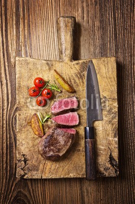 HLPhoto, Steak (steak, stag, spiel, hirsch, wildbret, geröstet, grillen, steak, fleisch, roast beef, blutig, tenderloin, hüfte, cutter, englisch, rosmarin, rotwein, wein, kuh, rosa, werkzeug, essen, dünn, fettarm, gebraten, gericht, tisch, tomaten, kartoffel, mahlzei)