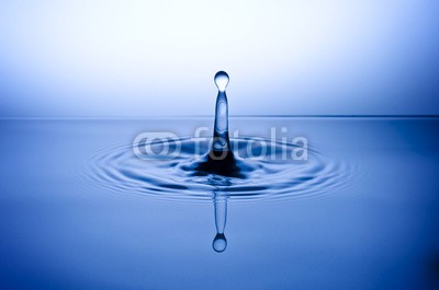 nasared, Wassertropfen, Tropfen, Water Drop (wasser, rieseln, wassertropfen, aufprall, aufsteigen, besinnung, bewegung, blase, blau, close-up, energie, erfrischend, erfrischend, fallen, farbe, flüssigkeit, frisch, gefroren, trinken, wasser, klar, luftblasen, makro, meteor, nass, physik, platsc)
