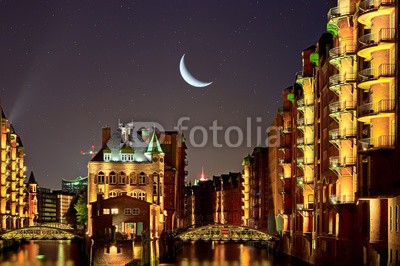 motorradcbr, Speicherstadt - Hamburg (hafen, hamburg, haus, schiff, dachboden, dock, elba, museum, brücke, deutsch, gebäude, stadt, haus, stadtzentrum, lagerhaus, nachtaufnahme, reisen, spiegelung, stadt, wasser, himmel, boot, touristen, tourismus, architektur, bejahrt, berühmt, lagerhall)