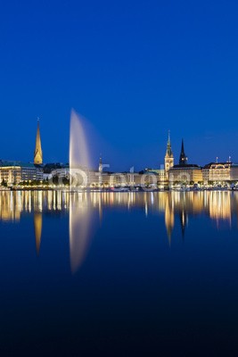 IndustryAndTravel, Hamburg Binnenalster At Night (hamburg, deutsch, nacht, abenddämmerung, abend, blau, blauer himmel, europa, urlaub, stadt, vertikal, springbrunnen, gebäude, skyline, kirche, rathaus, rathaus, besinnung, see, wasse)