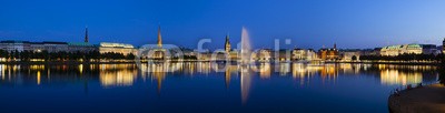 IndustryAndTravel, Hamburg Binnenalster At Night (hamburg, deutsch, nacht, panorama, panoramisch, abenddämmerung, abend, blau, blauer himmel, europa, urlaub, stadt, horizontale, springbrunnen, gebäude, skyline, kirche, rathaus, rathaus, besinnung, see, wasser, schöne)