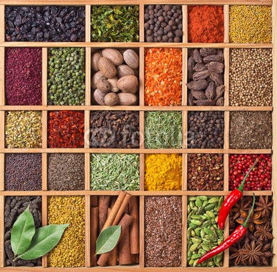 andriigorulko, wooden box with spices and herbs (essen, gewürz, kraut, würze, zutaten, box, holz, würze, hölzern, pfeffer, chilies, zimt, kardamom, koriander, anis, muskatnuß, lorbeerblatt, lorbeer, gewürznelke, piment, bockshornklee, berberitze, paprika, rosmarin, trocken, grün, rot, senf, flach)