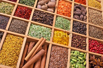 andriigorulko, wooden box with spices and herbs (essen, gewürz, kraut, würze, zutaten, box, holz, würze, hölzern, pfeffer, chilies, zimt, kardamom, koriander, anis, muskatnuß, gewürznelke, piment, bockshornklee, berberitze, paprika, rosmarin, trocken, grün, rot, senf, flach)