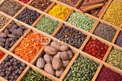 andriigorulko, wooden box with spices and herbs (essen, gewürz, kraut, würze, zutaten, box, holz, würze, hölzern, pfeffer, chilies, zimt, kardamom, koriander, anis, muskatnuß, gewürznelke, piment, bockshornklee, berberitze, paprika, rosmarin, trocken, grün, rot, senf, flach)