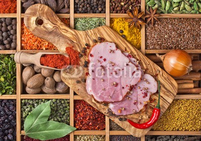 andriigorulko, boiled pork meat with spices and herbs (essen, gewürz, kraut, würze, schnitt, slice, zutaten, box, holz, würze, hölzern, schneidebrett, pfeffer, chilies, zimt, kardamom, koriander, anis, muskatnuß, gewürznelke, piment, schlenge, bockshornklee, berberitze, paprika, trocken, grün, rot, sen)