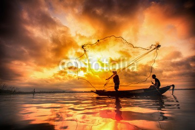 anekoho, Fisherman of Bangpra Lake in action when fishing (sonnenuntergänge, wasser, siam, sunrise, netz, mann, fischer, fischfang, bauer, asien, asiatisch, balance, bangkok, blau, boot, burma, verlockende falle, umwelt, fisch, essen, job, kayak, see, laos, spiegel, burma, natur, paddel, einträchtig, poor, armu)