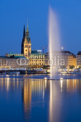 IndustryAndTravel, Hamburg Alster Fountain At Night (hamburg, deutsch, nacht, abenddämmerung, abend, blau, blauer himmel, europa, urlaub, stadt, vertikal, springbrunnen, gebäude, skyline, kirche, rathaus, rathaus, besinnung, see, wasse)