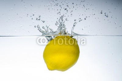 Picture-Factory, zitrone fällt ins wasser (wasser, lemmon, sauerstoff, wassertropfen, vitamine, zitrusfrüchte, leben, essen, gesundheit, gesund, essen, saft, tropisch, lecker, natur, fitness, flüssigkeit, flüssig, geschmack, dunk, unterwasser, luftblasen, aufsteigen, wasser, erfrischend, strude)