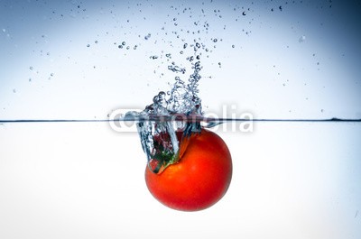 Picture-Factory, tomate im wasser (wasser, tomaten, wassertropfen, leben, vitamine, essen, sauerstoff, gesundheit, gesund, essen, rot, lecker, natur, fitness, flüssigkeit, flüssig, geschmack, tomaten, dunk, unterwasser, luftblasen, aufsteigen, wasser, erfrischend, strudel, luft, nas)