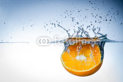 Picture-Factory, orange im wasser (wasser, orange, sauerstoff, wassertropfen, leben, vitamine, zitrusfrüchte, essen, gesundheit, gesund, essen, saft, tropisch, lecker, natur, fitness, flüssigkeit, flüssig, geschmack, dunk, unterwasser, luftblasen, aufsteigen, wasser, erfrischend, strude)