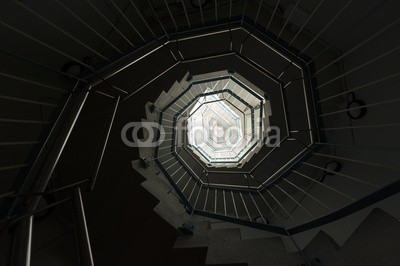 leeyiutung, Spiral staircase ,viewed from the bottom (spiralförmig, treppenhaus, wirbel, tunnel, hoffnung, cave, abstrakt, hintergrund, architektur, schwarz, schwarzweiß, blau, schloss, kreis, konstruktion, kurve, dunkel, tiefe, reiseziel, daunen, leer, geländer, himmel, hoffnungsvoll, ewiges lebe)