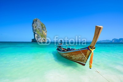 surangaw, Cliff and boat in the amazing beach in tropical island in Krabi, Phuket, Thailand (phuket, siam, strand, insel, panorama, wide, ozean, populär, reiseziel, natürlich, park, national, tropisch, grün, reisen, gelassenheit, phi, schwanz, provinz, attraktion, panoramisch, urlaub, froh, locations, sommer, traditionell, lagune, berühmt, bla)