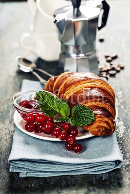 Natalia Klenova, Coffee with croissants (kaffee, croissant, kaffeemaschine, metall, aluminium, espresso, minzen, beere, tassen, kaffeehaus, hölzern, menü, hot, dekoration, natürlich, exemplar, koffein, braun, getränke, aroma, trinken, mahlen, copy space, frühstücken, bohne, schokolade, al)