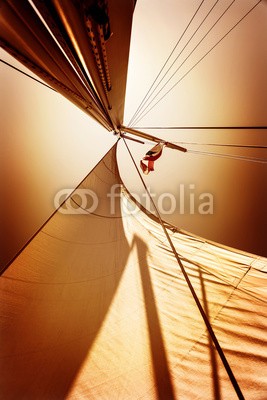 Anna Omelchenko, Sails in sunset light (abenteuer, backgrounds, schöner, schönheit, boot, bootfahren, kreuzfahrt, details, abend, extrem, urlaub, urlaub, reise, leisure, licht, luxus, mast, nautisch, ozean, orange, draußen, stück, regatta, romantisch, seil, segel, segelboot, sailing, mee)