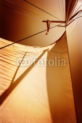 Anna Omelchenko, Sails in sunset light (abenteuer, backgrounds, schöner, schönheit, boot, bootfahren, kreuzfahrt, details, abend, extrem, urlaub, urlaub, reise, leisure, licht, luxus, mast, nautisch, ozean, orange, draußen, stück, regatta, romantisch, seil, segel, segelboot, sailing, mee)