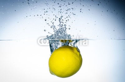 Picture-Factory, zitrusfrucht im wasser (wasser, lemmon, wassertropfen, leben, vitamine, zitrusfrüchte, essen, gesundheit, gesund, essen, saft, sauerstoff, tropisch, lecker, natur, fitness, flüssigkeit, flüssig, geschmack, dunk, unterwasser, luftblasen, aufsteigen, wasser, erfrischend, strude)