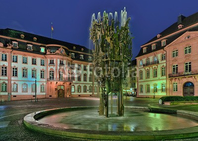 Blickfang, Schillerplatz Mainz  beleuchtet (mainz, stadt, hauptstadt, regierungssitz, rheinland, pfalz, panorama, beleuchtet, nacht, touristisch, historisch, bejahrt, sehenswürdigkeit, deutsch, schiller, feld, brunne)