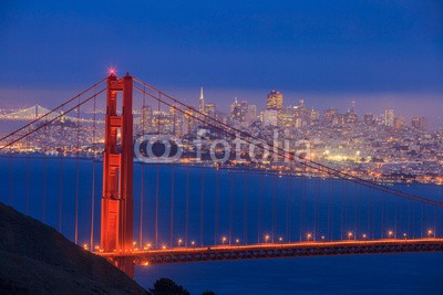 f11photo, Golden Gate Bridge and downtown San Francisco (amerika, architektur, attraktion, bellen, strand, schöner, schönheit, brücke, gebäude, kabel, california, stadt, küste, reiseziel, downtown, abend, berühmt, francisco, tor, glühend, gold, golden gate bridge, landzunge, geschichtlich, angestrahl)