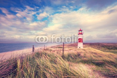 Jenny Sturm, Leuchtturm im Abendlicht (stranden, leuchtturm, sonne, sylt, nordsee, meer, insel, blau, deutsch, tideland, reiseziel, sand, touristisch, urlaub, wasser, welle, reise, erholen, erholung, sanddünen, gras, sommer, wolken, idylle, leere, allein, abend, abenddämmerung, küst)