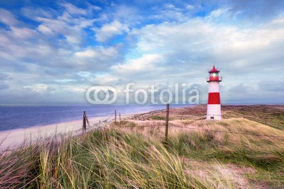 Jenny Sturm, am Ellenbogen auf Sylt (stranden, sonne, leuchtturm, nordsee, meer, insel, sylt, blau, deutsch, tideland, reiseziel, sand, touristisch, urlaub, wasser, welle, reise, erholen, erholung, sanddünen, gras, sommer, wolken, idylle, leere, allein, abend, abenddämmerung, küst)