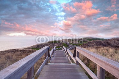 Jenny Sturm, Abendrot am Steg in den Dünen (brücke, sonnenuntergänge, küste, stranden, ufer, sonne, sommer, sanddünen, abend, spazieren, insel, nordsee, sylt, himmel, holzbrücke, laufen, hiking, straßen, spaziergang, leere, zielen, allein, balance, landschaft, erholen, erholung, urlaub, reis)