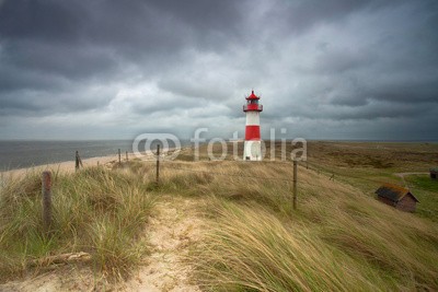 Jenny Sturm, Unwetter am Leuchtturm (leuchtturm, gewitter, sturm, stranden, regen, nordsee, meer, insel, sylt, deutsch, tideland, reiseziel, sand, touristisch, urlaub, wasser, welle, reise, erholen, erholung, sanddünen, gras, sommer, wolken, leere, allein, abend, abenddämmerung, küst)