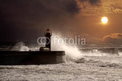 Zacarias da Mata, Stormy sunset (sonnenuntergänge, leuchtturm, sturm, stürmisch, meer, himmel, hoffnung, licht, weiß, leuchtfeuer, dramatisch, natur, welle, ozean, portugal, groß, wasser, wolken, reisen, welle, wind, tage, blau, farbe, orkan, dunkel, landschaft, draußen, hafen, port)