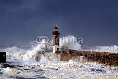 Zacarias da Mata, Windy coast (sturm, meer, welle, ozean, dunkel, tsunamis, weiß, fließen, wind, draußen, porto, küste, schwer, fels, wolken, reisen, stürmisch, leuchtturm, kräfte, pfeiler, tage, dramatisch, orkan, gott, licht, freiheit, katastrophe, sonne, portugal, leuchtfeue)